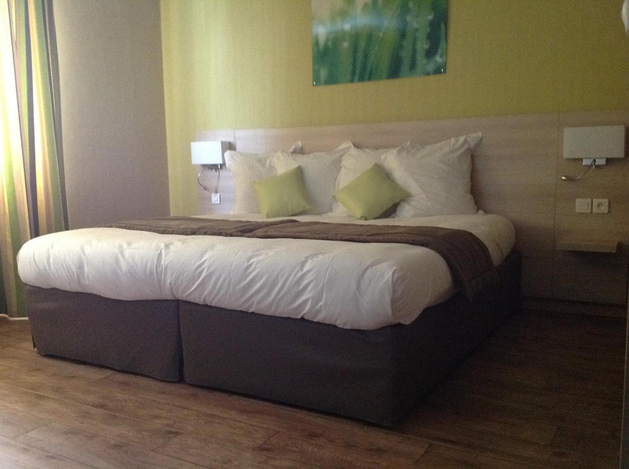 The Originals City, Hotel Des Lys, Dreux Bagian luar foto